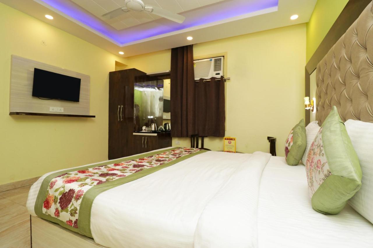 Airport Hotel Shivaka Inn Нью-Дели Экстерьер фото