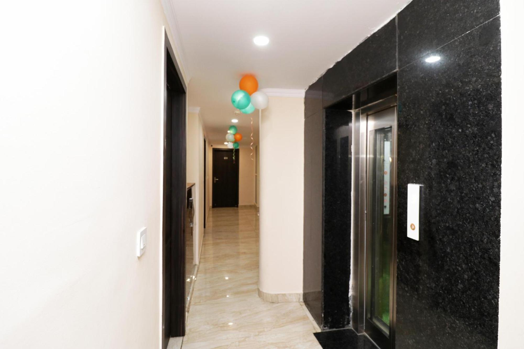 Airport Hotel Shivaka Inn Нью-Дели Экстерьер фото