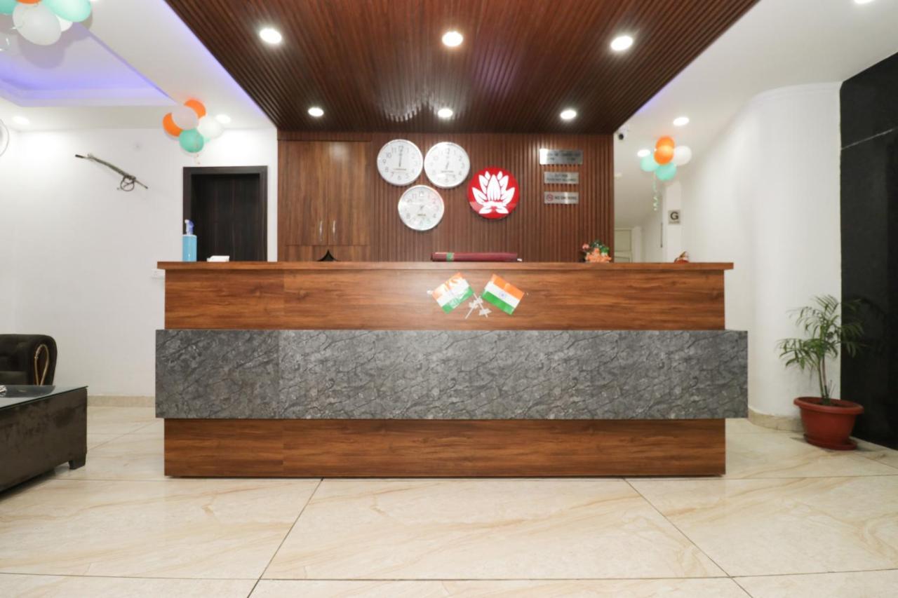 Airport Hotel Shivaka Inn Нью-Дели Экстерьер фото