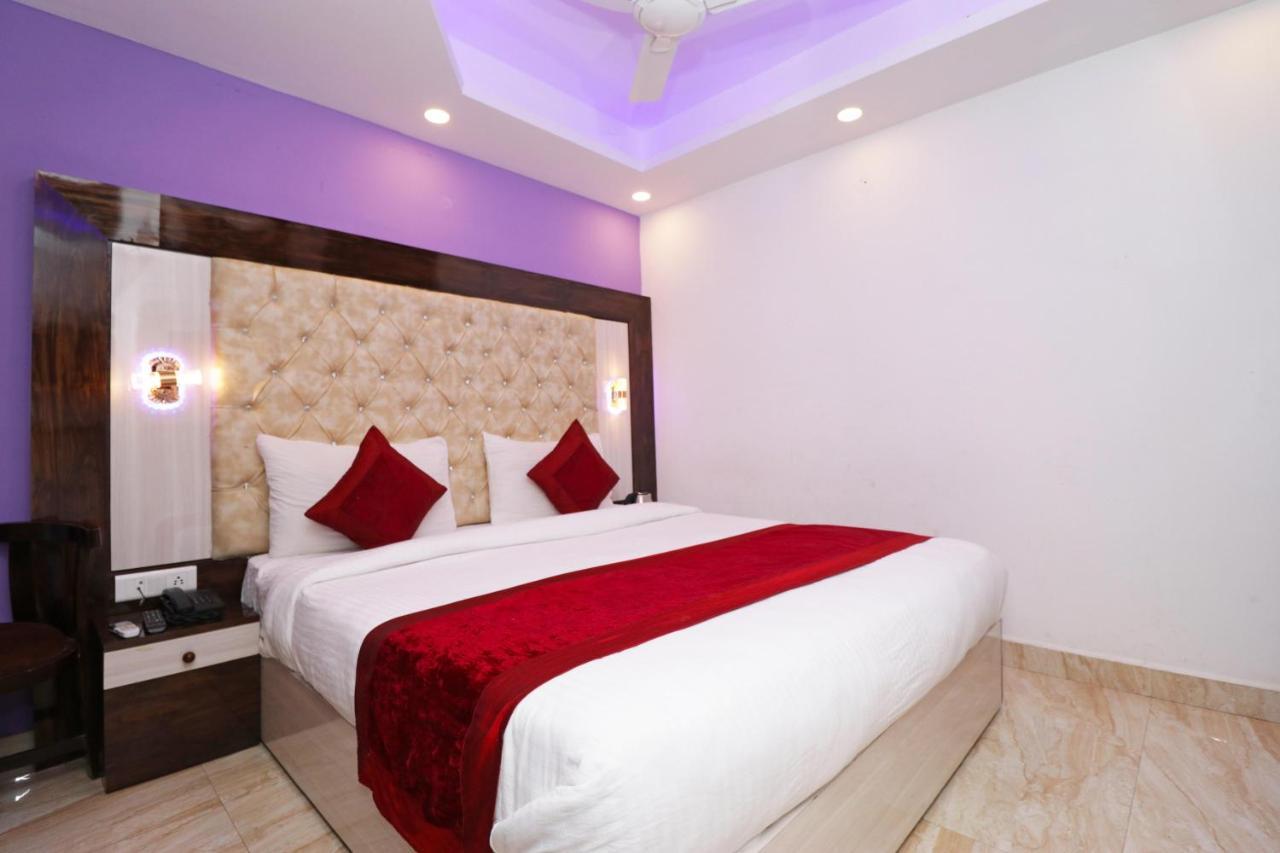 Airport Hotel Shivaka Inn Нью-Дели Экстерьер фото