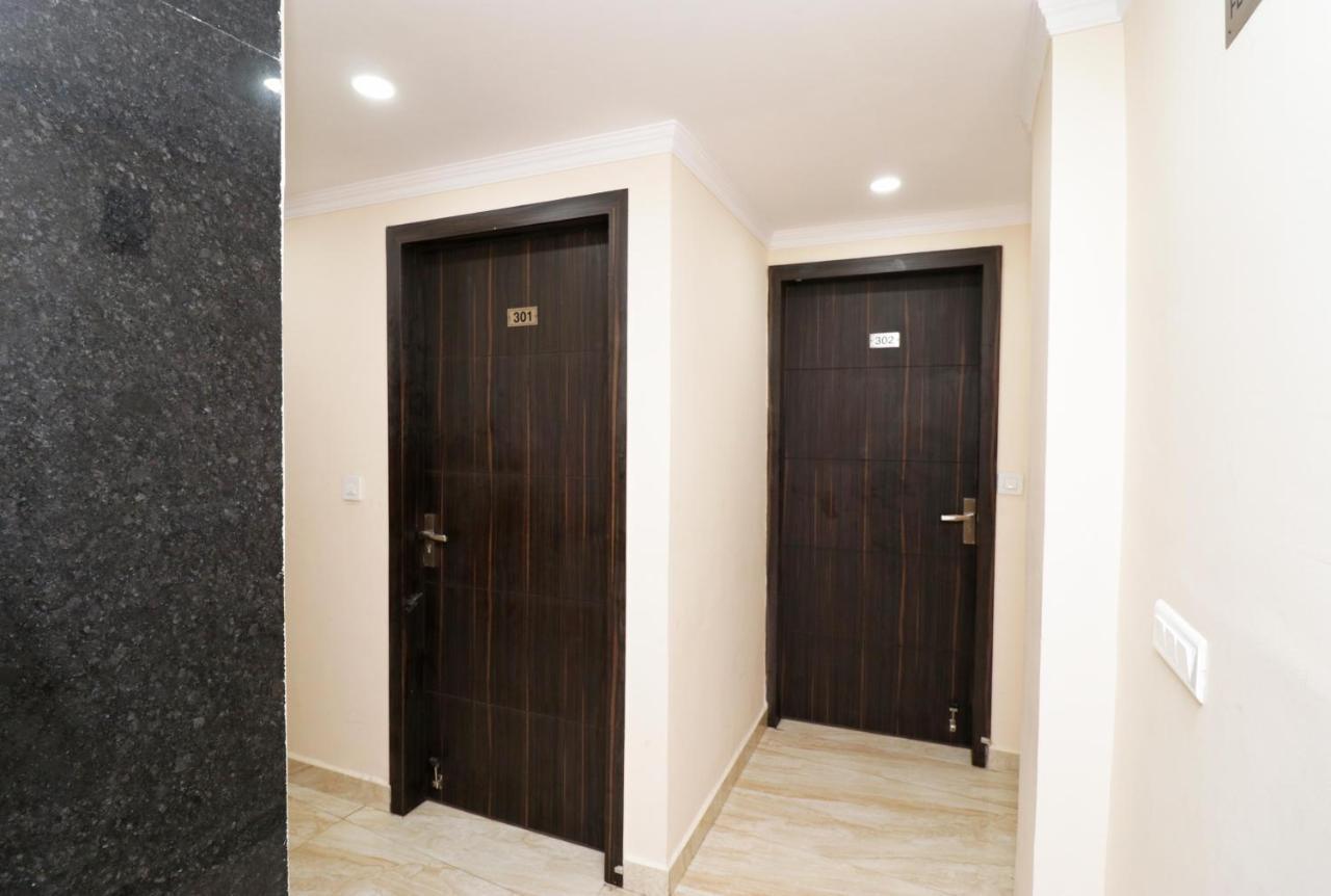 Airport Hotel Shivaka Inn Нью-Дели Экстерьер фото