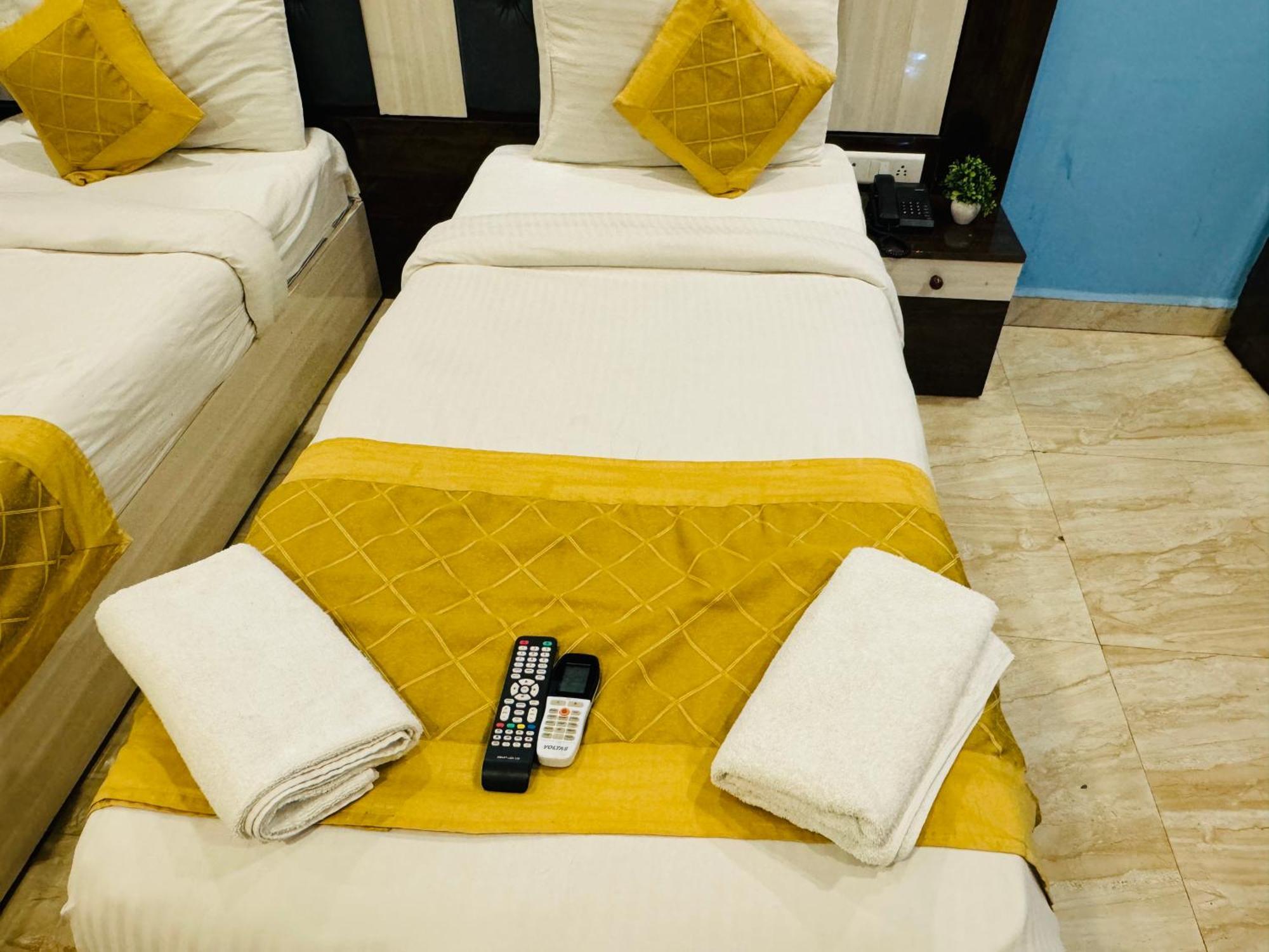 Airport Hotel Shivaka Inn Нью-Дели Экстерьер фото